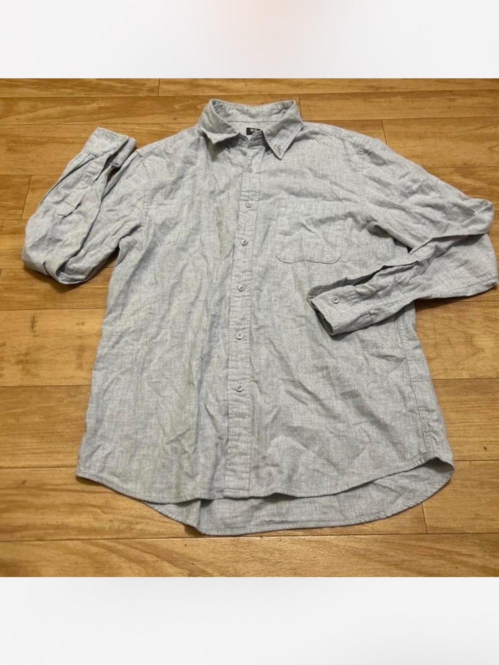 Uniqlo Men's Light Gray Casual Button-Down Shirt